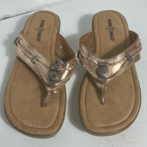 MinneTonka Women’s 7 Gold Thong Suede Flip Flop Sandals NWOT